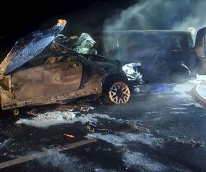 Śmiertelny wypadek pod Łowiczem. Kierowca BMW nie żyje. Dwa pojazdy spłonęły w pożarze 