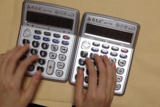Ed Sheeran, Despacito i Shrek grane na kalkulatorze [VIDEO]