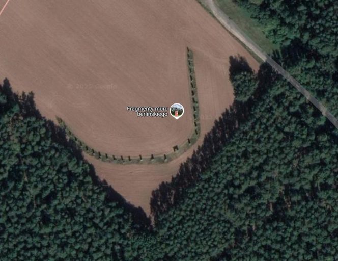 Największa kolekcja muru berlińskiego jest pod Wrocławiem. Na polu ustawiono kilkadziesiąt żelbetowych płyt z NRD