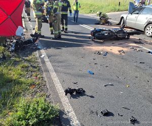 Kierujący volskwagenem staranował motocyklistów! 22-latek nie żyje, dwie osoby zabrały karetki [ZDJĘCIA]