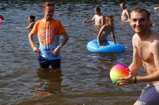 Szaleństwo w wodzie i na lądzie. Patrol ESKA Summer City wpadł na plażę do Piecek [WIDEO, ZDJĘCIA]