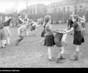 Plac zabaw dla dzieci przy Zarządzie Miejskim w Poznaniu, 1948-1949