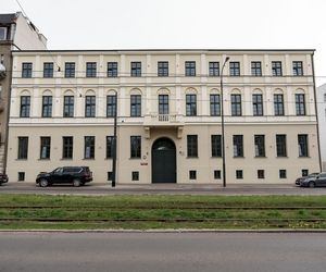 Z balkonu przemawiał Piłsudski, stacjonowała tu carska konnica i polska drogówka