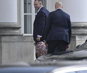 Karol Nawrocki który odbiera Kasię ze szkoły.