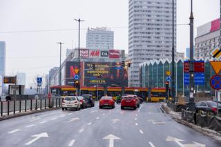 Przykłady reklam w przestrzeni miejskiej Warszawy