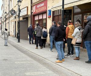 Rzeszowianie tłumnie ruszyli po pączki w Tłusty Czwartek 