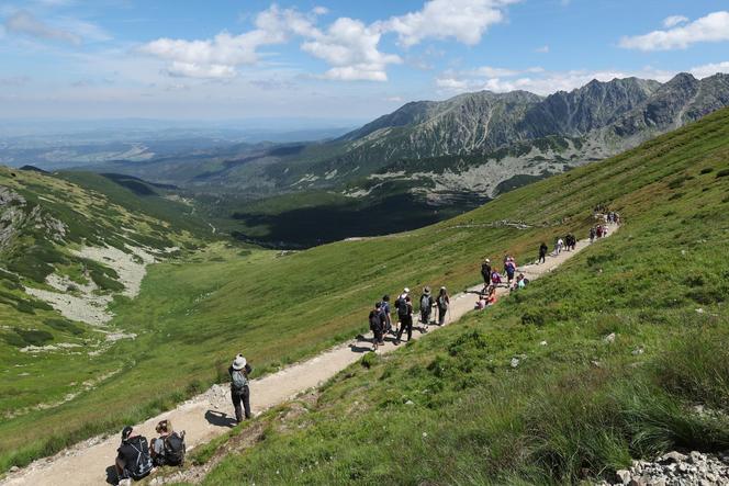 Turyści na szlaku w okolicy Kasprowego Wierchu w Zakopanem