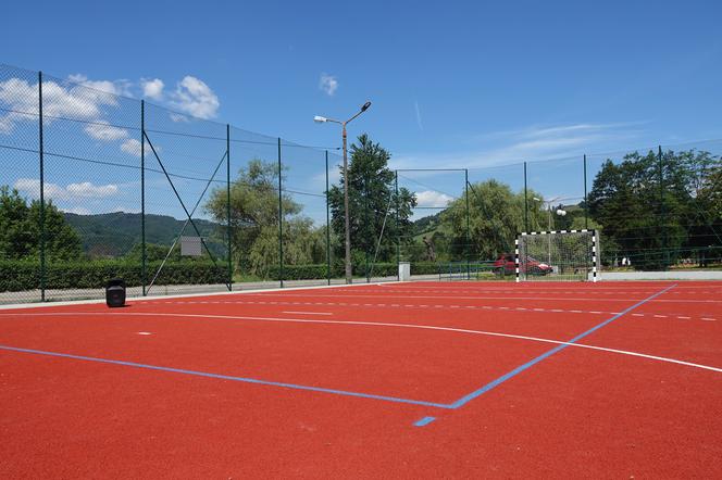 Pierwszy mecz już rozegrany. Nowe boisko sportowe pojawiło się na mapie Sądecczyzny