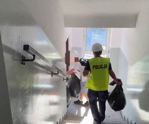 Policjanci pokazali jak wygląda wnętrze spalonego budynku w Ząbkach. Wstrząsające obrazki