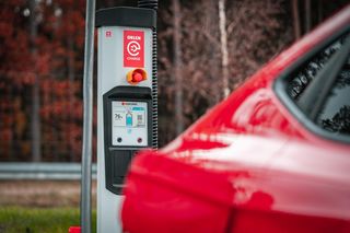 Pierwszy hub szybkiego ładowania elektryków już otwarty. Powstał w woj. warmińsko-mazurskim