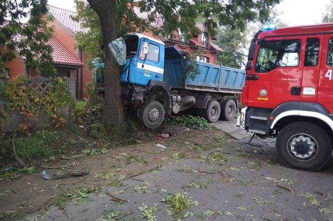 Koszmarny wypadek w Łowiczku. Kierowca wjechał PROSTO POD KOŁA CIĘŻARÓWKI