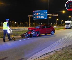 Czołowe zderzenie motocyklisty i osobówki. Ranny mężczyzna w szpitalu