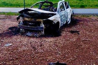 Fiat eksplodował na parkingu. Wszystko wokół stanęło w ogniu. Z auta został wrak