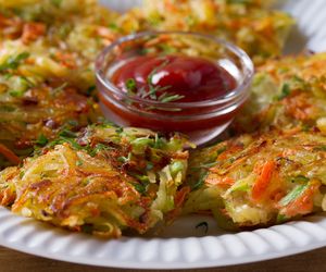 Placki z cukinii i ziemniaków: przepis na niedrogie i smaczne danie