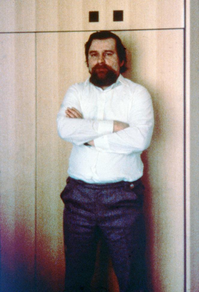Lech Wałęsa podczas internowania. Otwock, 1982r. Zdjęcie zrobione przez brata Lecha Wałęsy, Stanisława.