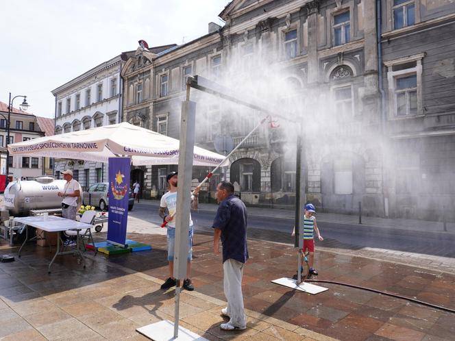 Tarnów walczy z falą upałów. Na ulicach rozdawana jest woda, stanęły również kurtyny wodne