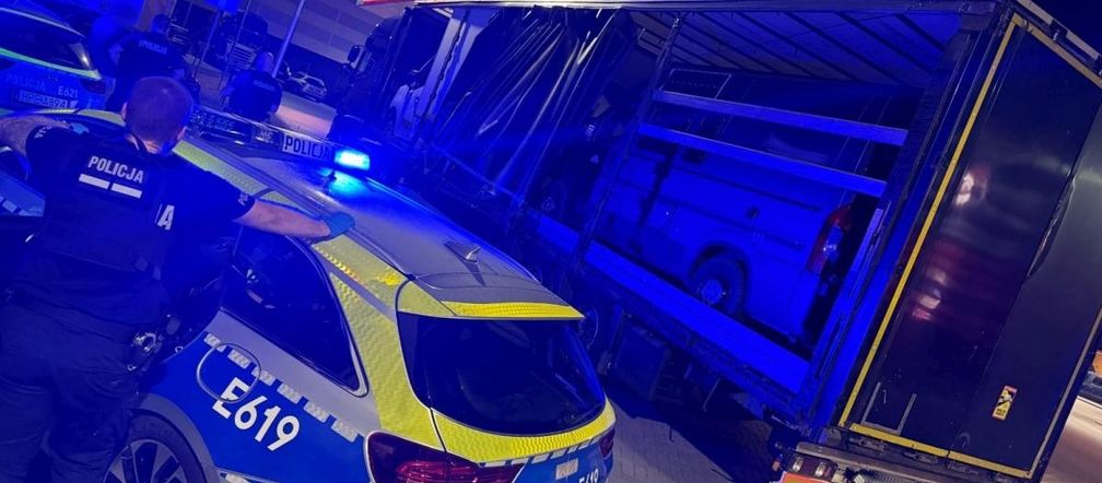 Kradzione pojazdy na naczepie tira