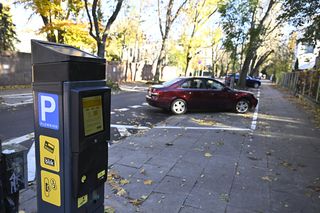 Spór wokół parkometrów w Warszawie. Dlaczego nie ma opcji płatności gotówką? 