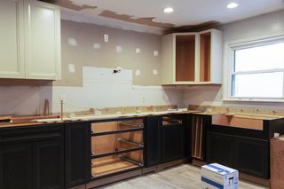 Stolarz nie zdradzi Ci tych trików. Jak zaoszczędzić pieniądze przy remoncie kuchni? 