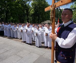 Pielgrzymka mężczyzn do Piekar Śląskich 2025. Tysiące wiernych na Kalwaryjskim Wzgórzu