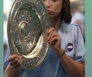 Wimbledon zdobyty, Rolex odkryty. Iga Świątek zachwyciła też błękitną kreacją!