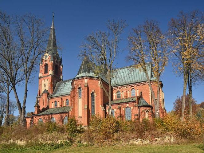 Wyjątkowy kościół na podkarpackiej wsi. Witraże wykonał bratanek Jana Matejki 