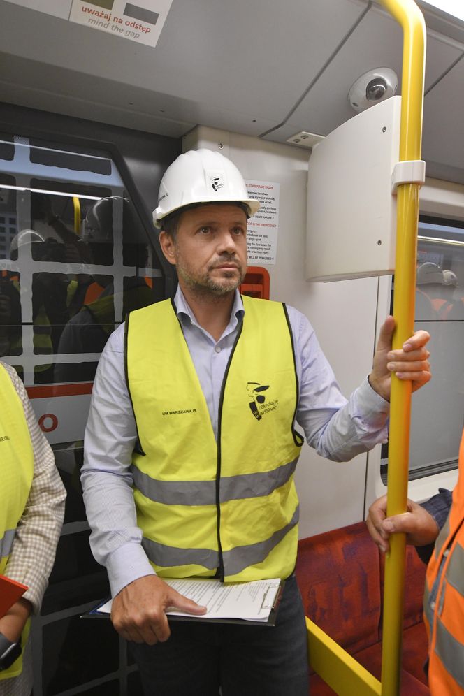 Prezydent Warszawy Rafał Trzaskowski podczas próbnego przejazdu metra na Bródnie w 2022 roku