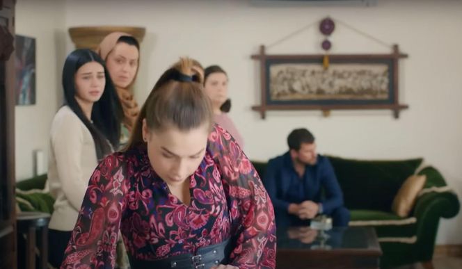 Ege śledzi Melis i dla zmyłki proponuje jej natychmiastowy ślub.