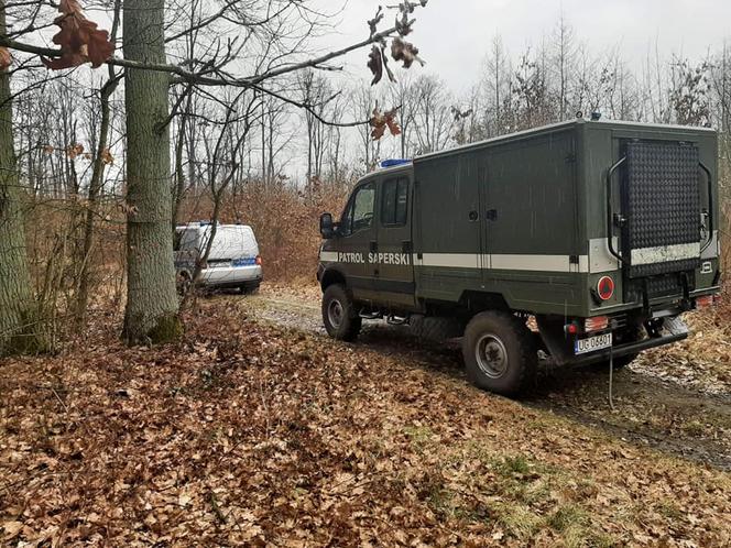 Niebezpiecznie znalezisko w lesie! Na miejsce wezwano specjalistyczne służby [ZDJĘCIA]
