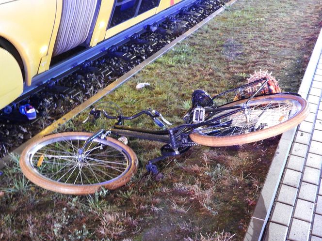 40-letnia rowerzystka wciągnięta pod pędzący tramwaj. „Liczne obrażenia ciała”