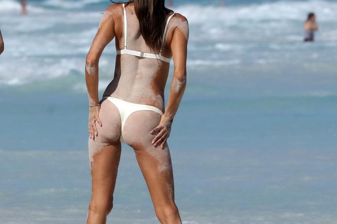 Alessandra Ambrosio w bikini. Tajna metoda na idealną skórę 