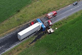 Cysterny roztrzaskały się na drodze. Jedna z ciężarówek runęła na bok!