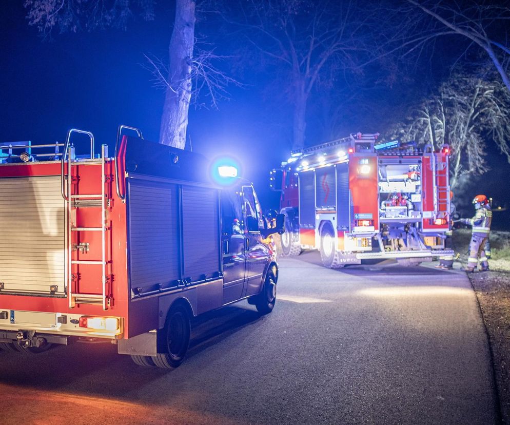 Palą się hale ze zbiornikami z olejem. Strażacy walczą z pożarem pod Tomaszowem Mazowieckim