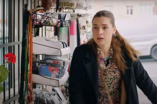 Ege oświadczy się Melis i pomoże Bulentowi, który wda się w bójkę.