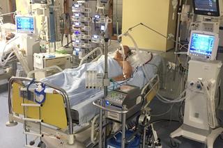 Lekarz Dariusz chory na COVID-19 pobił światowy rekord. W szpitalu przeżył urodziny, obchodził święta i znowu został dziadkiem [ZDJĘCIA]