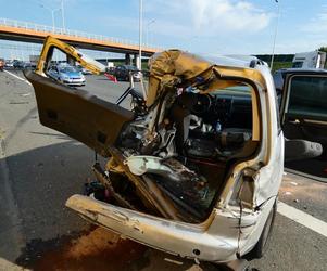 Horror na S2. Ciężarówka zmiażdżyła auto, dwie osoby zakleszczone w środku