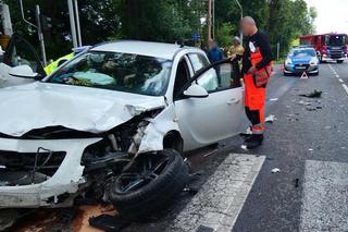 Dramatyczny wypadek pod Warszawą. Opel huknął w taksówkę, ciężarna kobieta w szpitalu