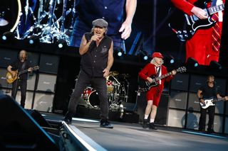 AC/DC na PGE Narodowym w Warszawie. Jak sprawnie dojechać i wrócić z imprezy?