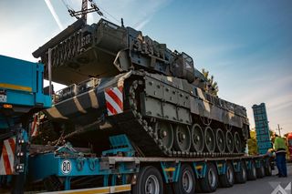 Węgry odbierają kolejne Leopardy 2A7HU. Wraz z nimi przybywają mosty Leguan i pojazdy wsparcia