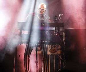 Cała na biało Maria Pakulnis szaleje z sierpem w Lubomierzu. Renata Dancewicz tym razem na spokojnie