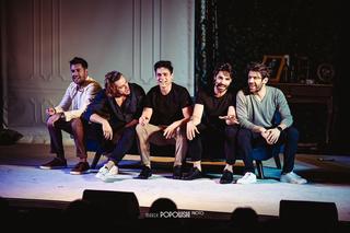 Tłum znanych osób oklaskiwał aktorów sztuki Kosmici. Kto zaszczycił swoją obecnością?