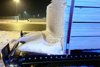 Śnieży ładunek na pokładzie tira