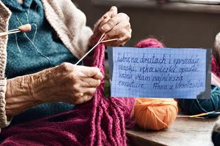 Starsza pani z Wrocławia robi na drutach, aby dorobić do emerytury