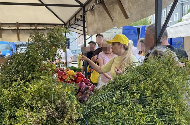 Europosłanka Wcisło buszuje na bazarku.