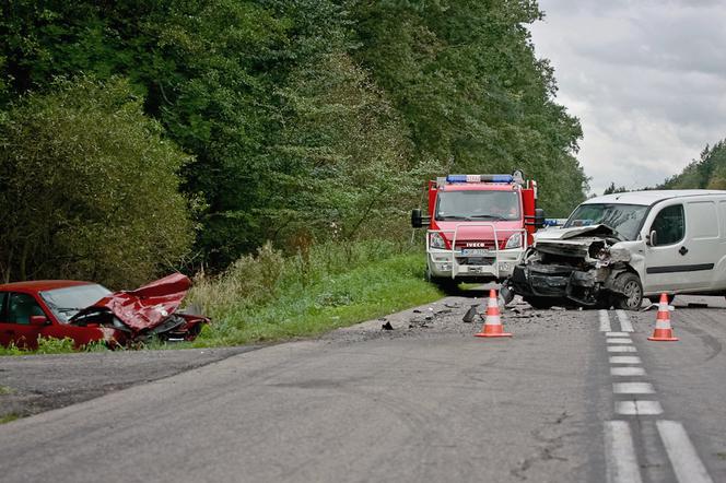 Sokołów Podlaski: Poważnie zderzenie bmw z fiatem. Ciężko ranna jest pasażerka bmw