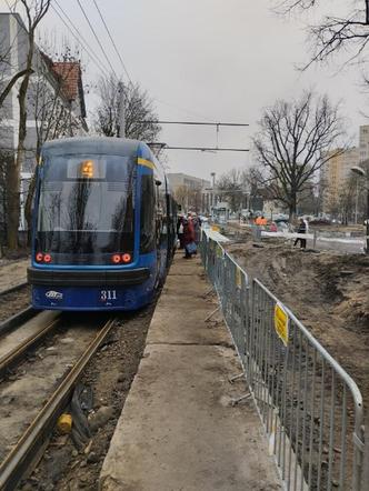 Wpadł do wykopu i zmarł. Co się stało na przystanku grozy?