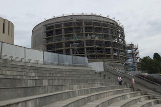 Szklana fasada Opery Nova nabiera kształtów. Rozbudowa wkracza w decydującą fazę!