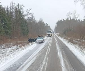 Śliskie drogi na Podlasiu po ataku zimy