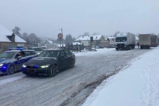 Trudne warunki na odcinku S8 Kłodzko - Bardo. Śnieg zasypał trasy. Sprawdź, których dróg lepiej unikać