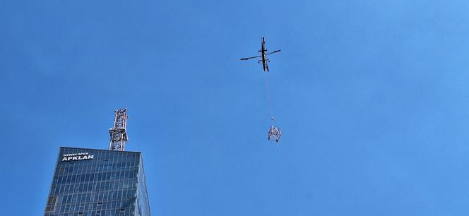 Montaż iglicy na Olszynki Park z użyciem helikoptera